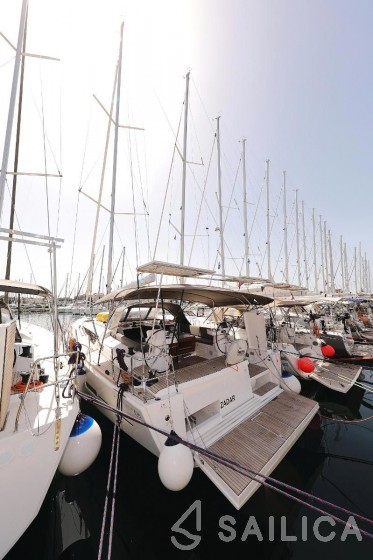Dufour 520 GL - Yacht Charter Sailica