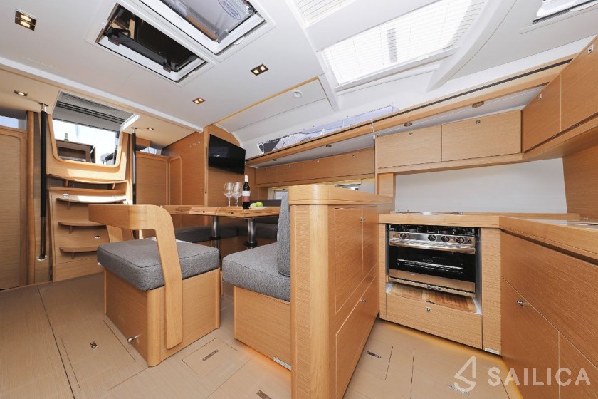 Dufour 520 GL - Yacht Charter Sailica