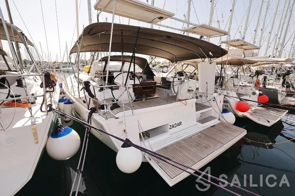 Dufour 520 GL - Yacht Charter Sailica