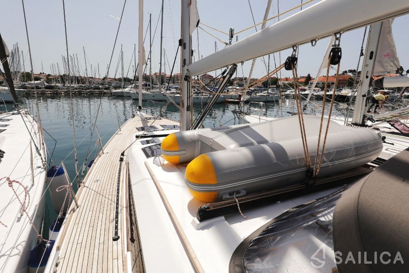 Dufour 520 GL - Yacht Charter Sailica