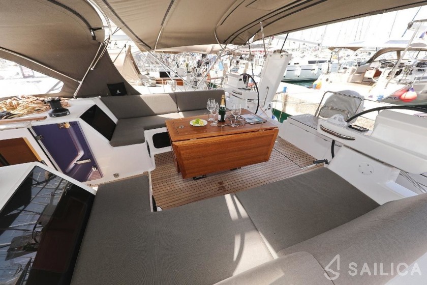 Dufour 520 GL - Yacht Charter Sailica