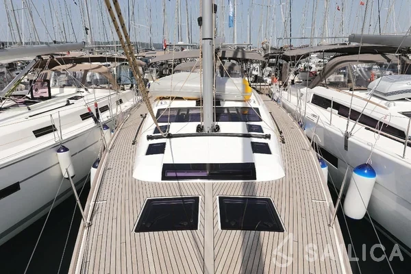 Dufour 520 GL - Yacht Charter Sailica