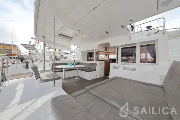Lagoon 450  Flybridge - Yacht Charter Sailica