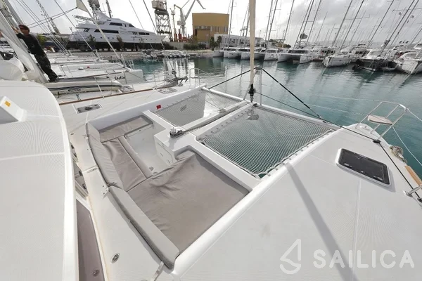 Lagoon 450  Flybridge - Yacht Charter Sailica