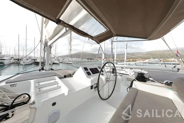 Lagoon 450  Flybridge - Yacht Charter Sailica