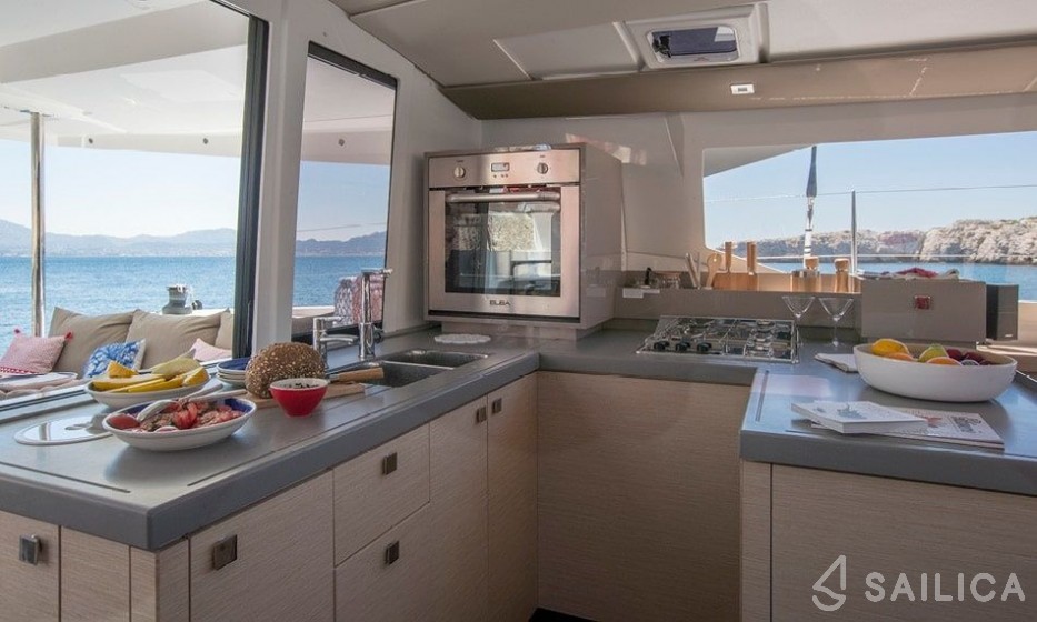 Astréa 42 - Yacht Charter Sailica