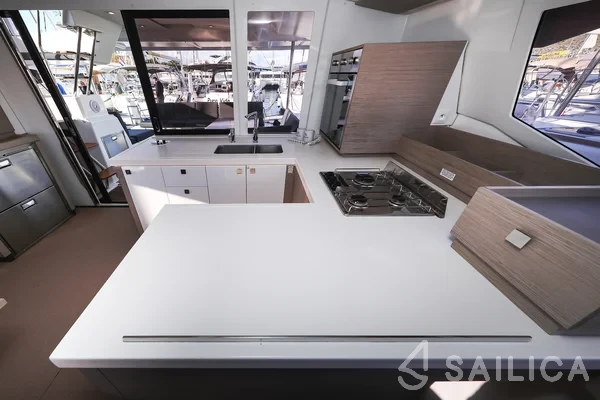 Astréa 42 - Yacht Charter Sailica