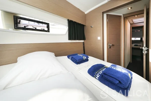 Astréa 42 - Yacht Charter Sailica