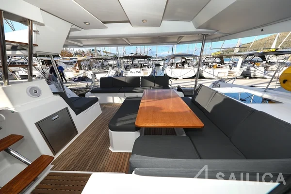 Astréa 42 - Yacht Charter Sailica