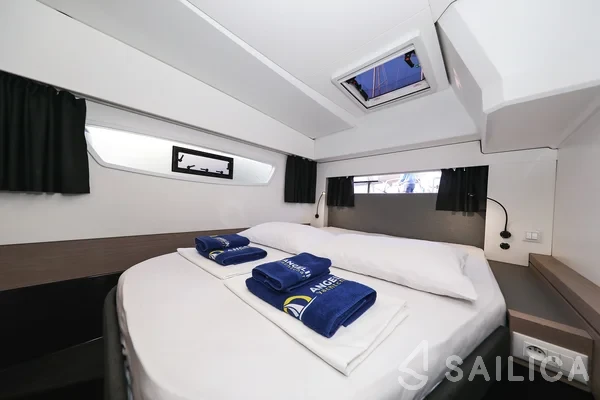 Astréa 42 - Yacht Charter Sailica