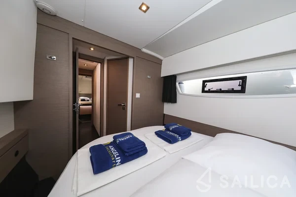 Astréa 42 - Yacht Charter Sailica