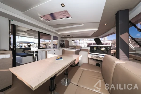 Astréa 42 - Yacht Charter Sailica