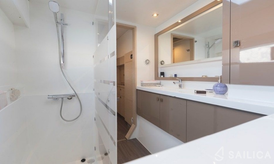 Astréa 42 - Yacht Charter Sailica