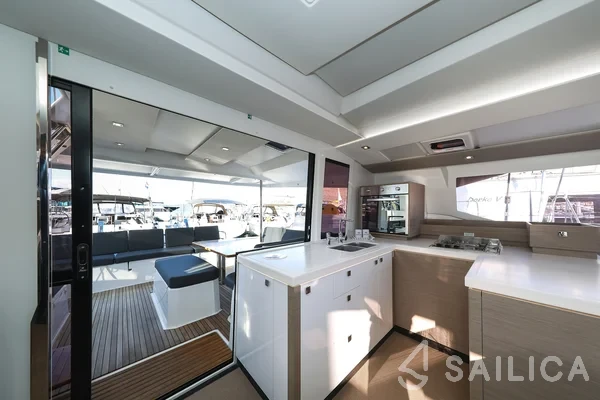 Astréa 42 - Yacht Charter Sailica