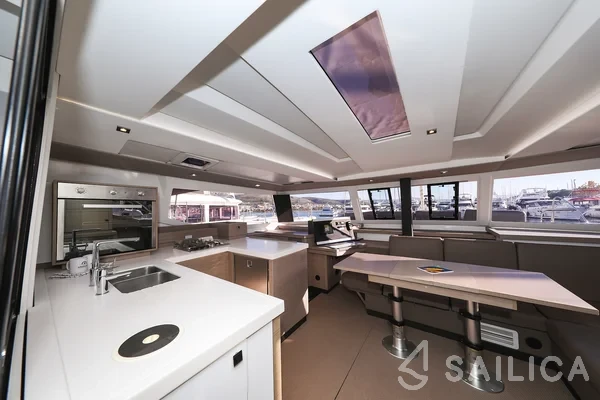Astréa 42 - Yacht Charter Sailica