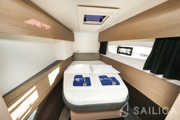 Astréa 42 - Yacht Charter Sailica