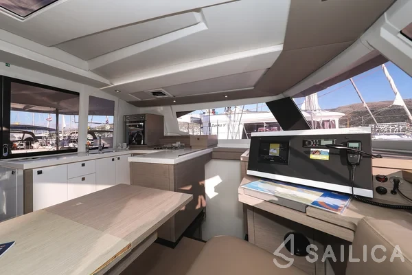 Astréa 42 - Yacht Charter Sailica
