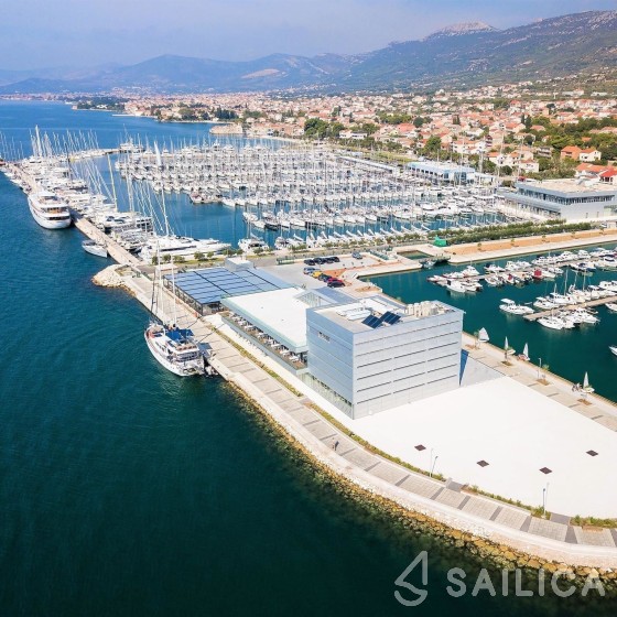 Hanse 455 - Yacht Charter Sailica