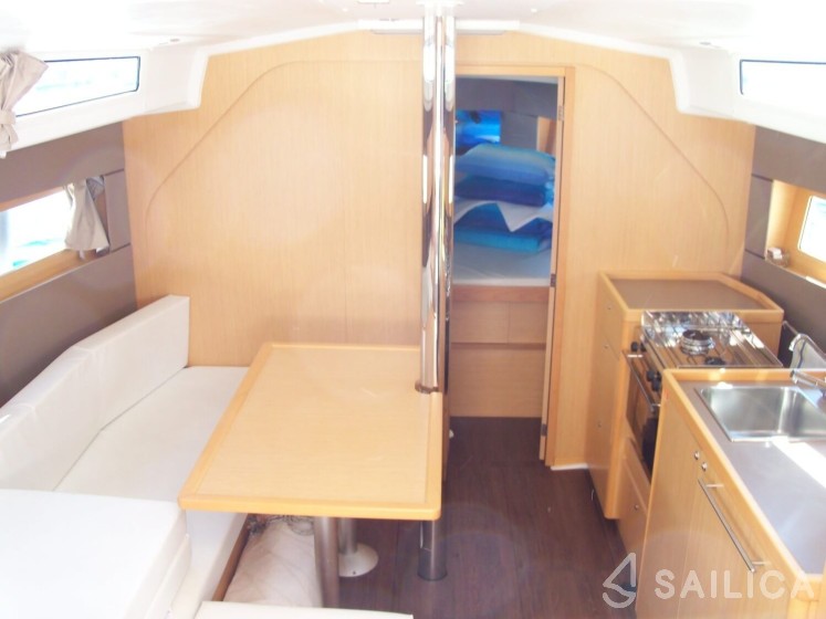 Oceanis 38 - Yacht Charter Sailica