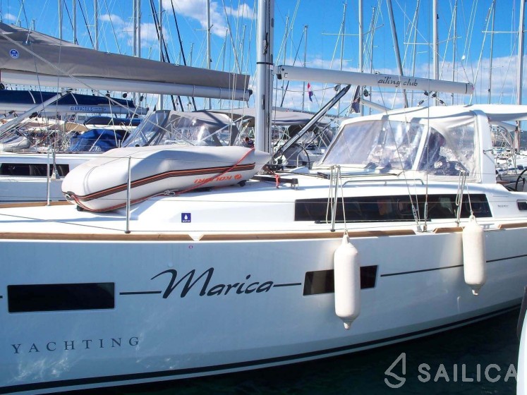 Oceanis 38 - Yacht Charter Sailica