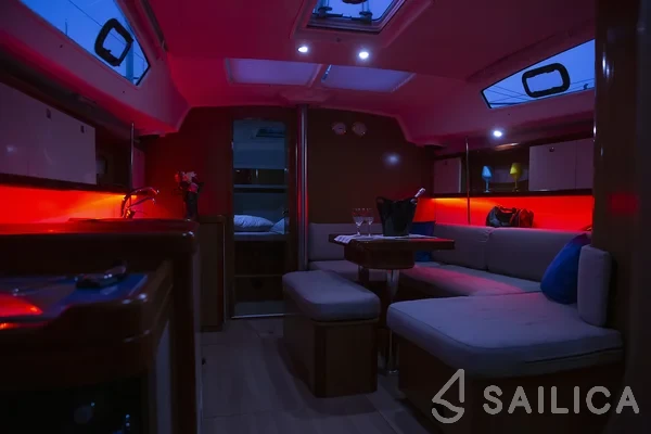 Oceanis 40 - Yacht Charter Sailica
