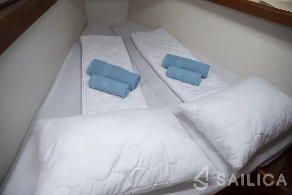 Oceanis 40 - Yacht Charter Sailica