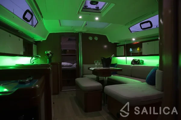 Oceanis 40 - Yacht Charter Sailica