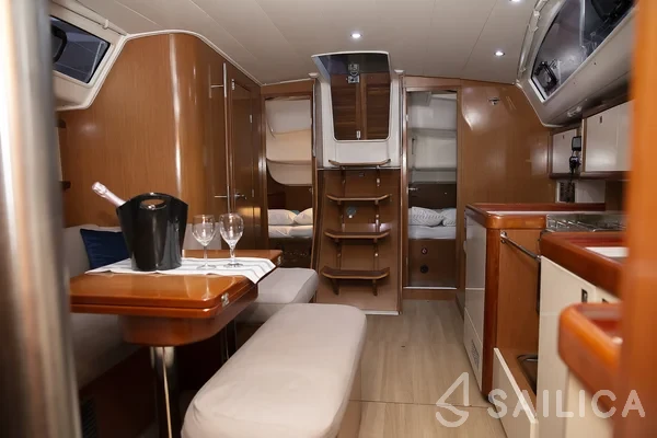 Oceanis 40 - Yacht Charter Sailica