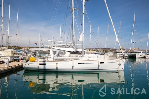 Oceanis 45 - Yacht Charter Sailica