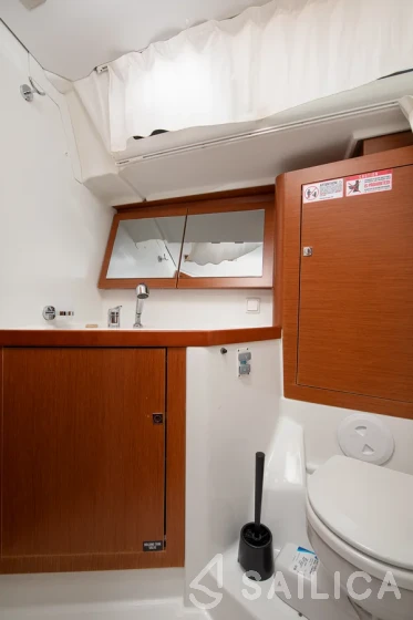 Oceanis 45 - Yacht Charter Sailica