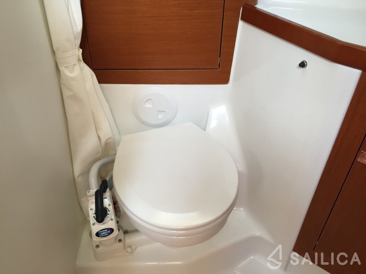 Oceanis 45 - 4 cab. - Yacht Charter Sailica