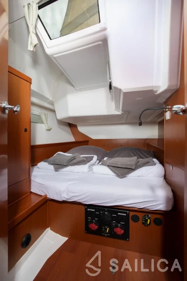 Oceanis 45 - Yacht Charter Sailica
