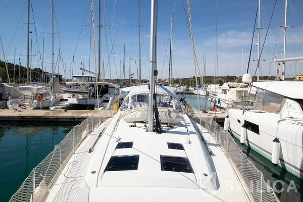Oceanis 45 - Yacht Charter Sailica