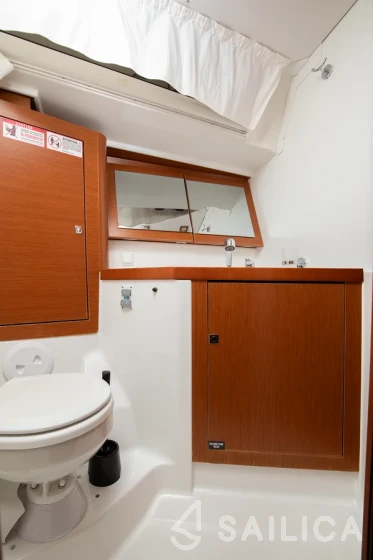 Oceanis 45 - Yacht Charter Sailica