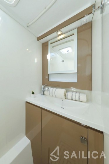 Fountaine Pajot MY 37 - Yacht Charter Sailica