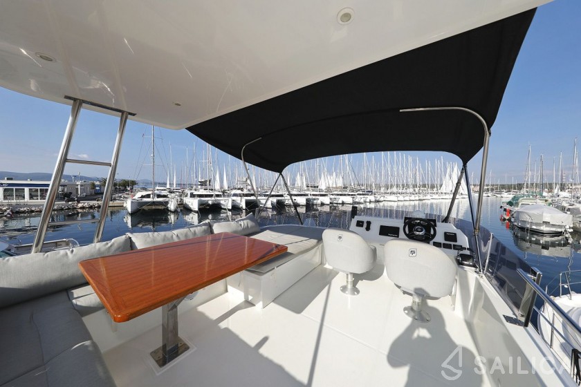 Fountaine Pajot MY 37 - Yacht Charter Sailica