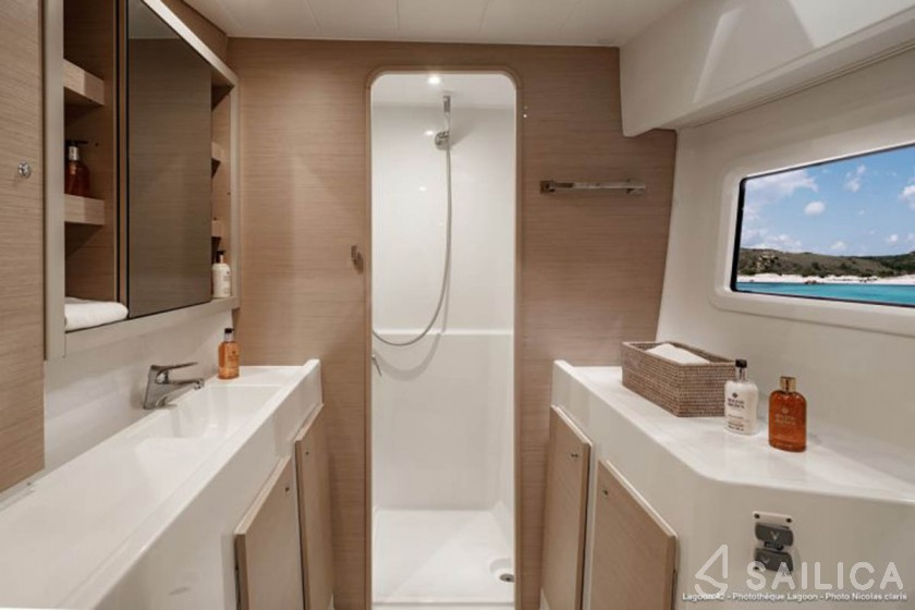 Lagoon 42 - Yacht Charter Sailica