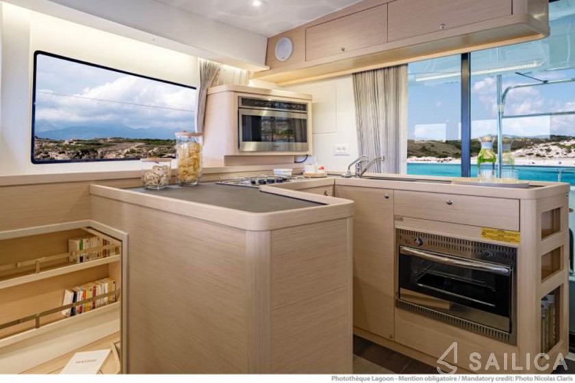 Lagoon 42 - Yacht Charter Sailica