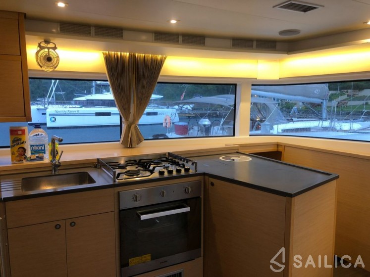 Lagoon 52 F - 6 + 2 cab. - Yacht Charter Sailica