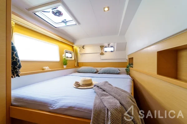 Lagoon 400 S2 - Yacht Charter Sailica
