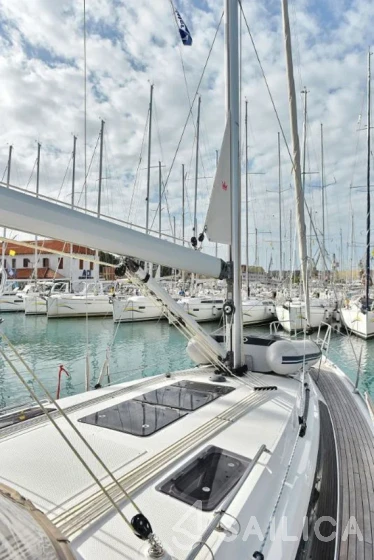 Bavaria 37 Cruiser - Yacht Charter Sailica