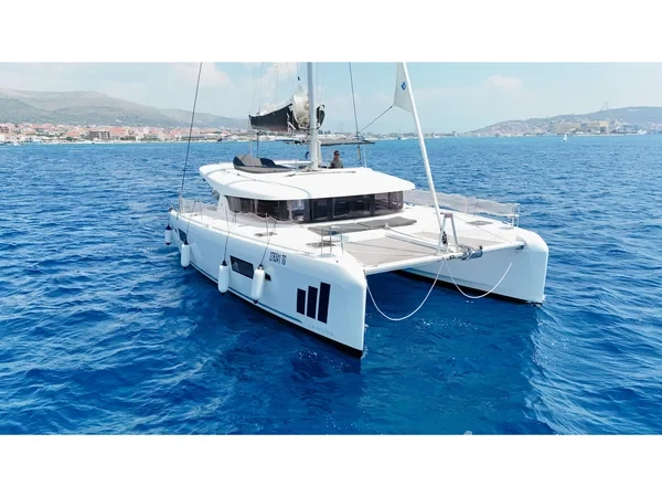 Lagoon 42 - Yacht Charter Sailica