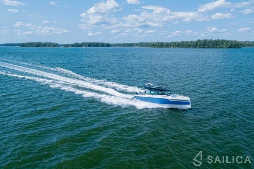 Saxdor 320 GTO - Yacht Charter Sailica