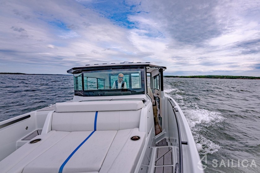 Saxdor 320 GTO - Yacht Charter Sailica
