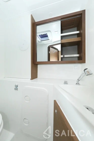 Lagoon 42 - Yacht Charter Sailica