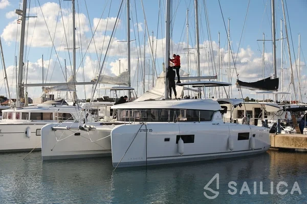 Lagoon 42 - Yacht Charter Sailica