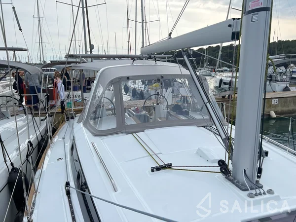 Oceanis 38.1 - Yacht Charter Sailica