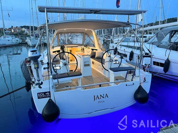 Oceanis 38.1 - Yacht Charter Sailica