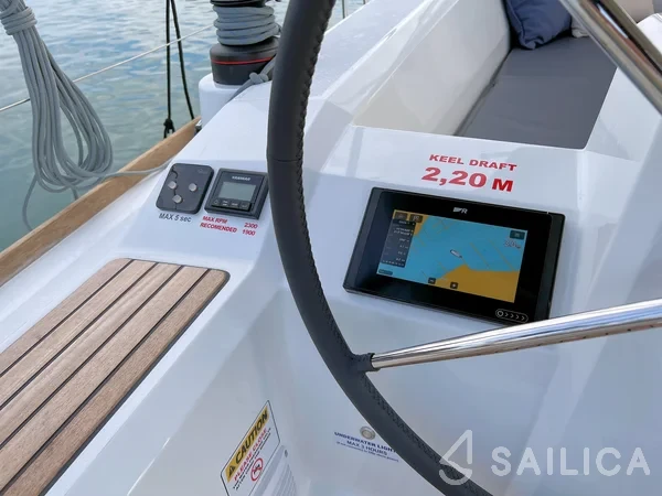 Oceanis 38.1 - Yacht Charter Sailica