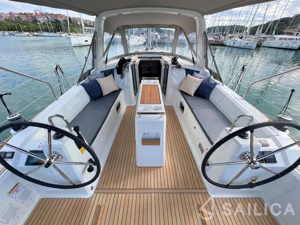 Oceanis 38.1 - Yacht Charter Sailica